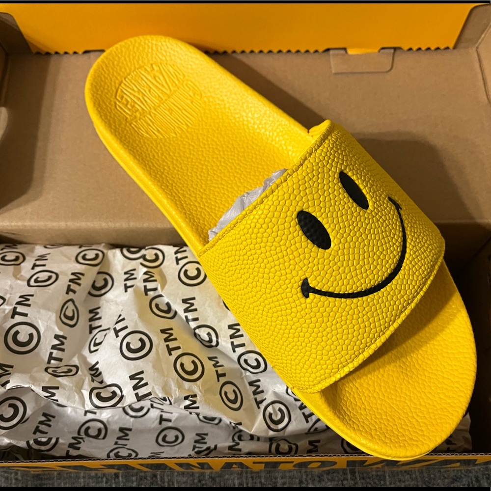 Chinatown Market Smiley Face Slides / Sandals Yellow & Black New In Box
